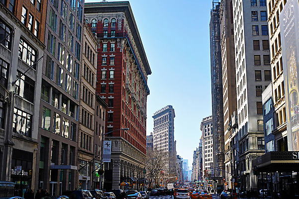 포토 JPG 주간 구름 도로 자동차 하늘 거리풍경 풍경 빌딩 야외 도시 뉴욕 플랫아이언빌딩 국내포토 자연요소 길 육상교통 교통시설 거리 건물 미국 파일형식