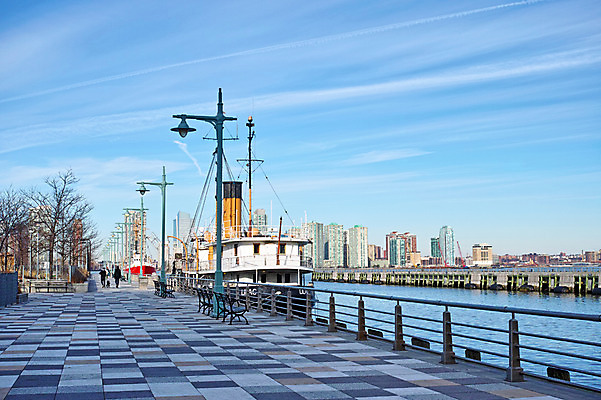 포토 JPG 주간 구름 가로등 난간 하늘 풍경 빌딩 야외 강 항구 도시 보행자 뉴욕 허드슨강 선박 국내포토 자연요소 공공시설 수상교통 교통시설 건물 미국 파일형식