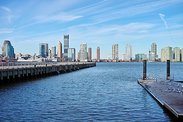 포토 JPG 주간 구름 하늘 풍경 빌딩 사람없음 야외 강 도시 뉴욕 허드슨강 가교 국내포토 자연요소 건축물 건물 미국 파일형식