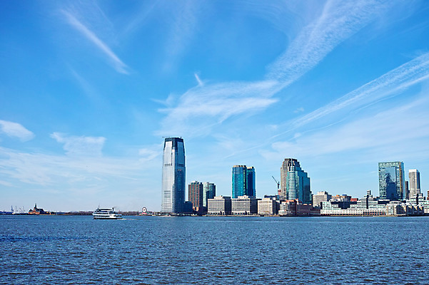 포토 JPG 주간 구름 하늘 풍경 빌딩 사람없음 야외 강 도시 유람선 뉴욕 허드슨강 국내포토 자연요소 배_교통 건물 미국 파일형식