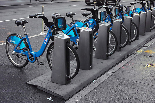 포토 JPG 주간 도로 교통시설 거리풍경 풍경 사람없음 야외 자전거 도시 뉴욕 자전거주차 자전거주차장 국내포토 자연요소 길 교통 거리 바이크 미국 주차 시설 주차장 파일형식