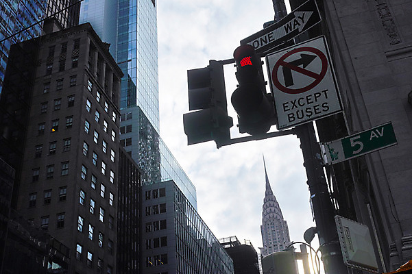 포토 JPG 주간 로우앵글 풍경 빌딩 사람없음 야외 도시 표지판 신호등 뉴욕 우회전금지 일방통행 국내포토 자연요소 뷰포인트 알림판 건물 미국 금지 통행 파일형식