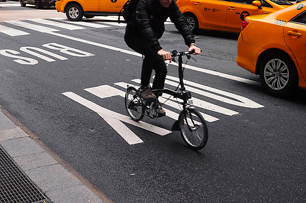 포토 JPG 주간 남자 도로 자동차 거리풍경 한명 풍경 성인 야외 자전거 도시 뉴욕 국내포토 자연요소 1 길 육상교통 교통시설 거리 사람 바이크 미국 파일형식