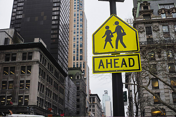 포토 JPG 주간 풍경 빌딩 사람없음 야외 픽토그램 도시 표지판 뉴욕 도로표지판 국내포토 자연요소 도로 알림판 건물 미국 파일형식