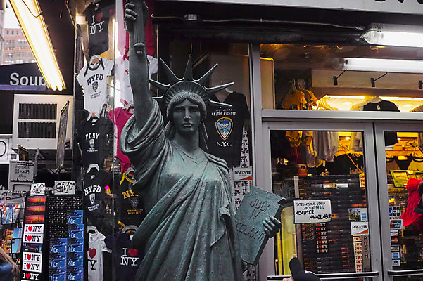 포토 JPG 주간 거리풍경 풍경 사람없음 야외 상점 도시 쇼윈도 뉴욕 자유의여신상 국내포토 자연요소 거리 미국 전시 세계문화유산 파일형식