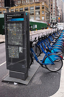 포토 JPG 주간 거리풍경 풍경 빌딩 야외 자전거 도시 보행자 뉴욕 자전거주차 자전거주차장 국내포토 자연요소 거리 건물 바이크 미국 주차 주차장 파일형식