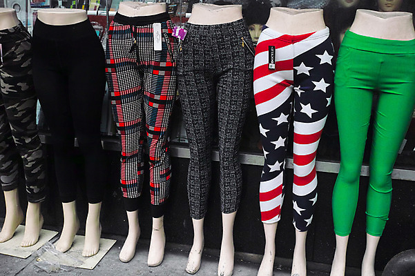 포토 JPG 주간 바지 거리풍경 풍경 사람없음 야외 전시 도시 마네킹 뉴욕 옷가게 레깅스 국내포토 자연요소 옷 하의 거리 상점 미국 파일형식