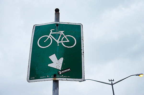 포토 JPG 주간 구름 화살표 가로등 교통시설 하늘 풍경 사람없음 야외 자전거 도시 뉴욕 자전거도로표지판 국내포토 자연요소 공공시설 교통 바이크 미국 표지판 시설 파일형식