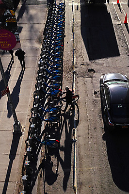 포토 JPG 주간 도로 자동차 거리풍경 풍경 야외 세명 하이앵글 자전거 도시 보행자 주차 뉴욕 자전거주차 자전거주차장 국내포토 자연요소 길 육상교통 뷰포인트 교통시설 거리 사람 바이크 미국 주차장 파일형식