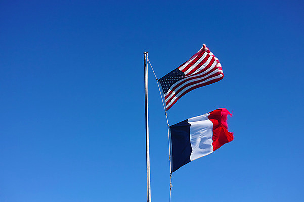 포토 JPG 주간 하늘 풍경 사람없음 야외 깃발 도시 성조기 뉴욕 프랑스국기 국내포토 자연요소 미국 국기 파일형식