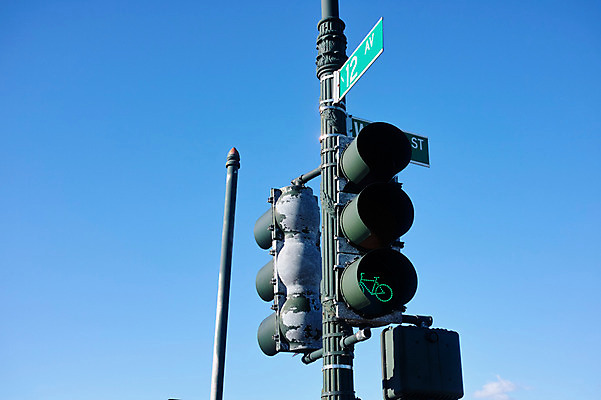 포토 JPG 주간 교통시설 하늘 풍경 사람없음 야외 자전거 도시 표지판 신호등 뉴욕 국내포토 자연요소 교통 알림판 바이크 미국 시설 파일형식