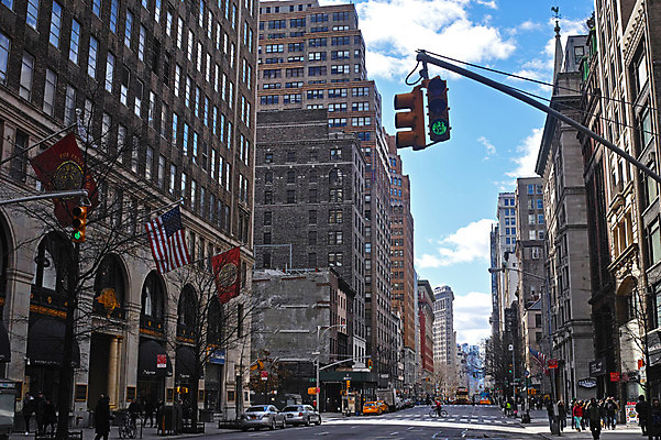 포토 JPG 주간 구름 도로 자동차 하늘 거리풍경 풍경 빌딩 여러명 야외 도시 보행자 성조기 신호등 뉴욕 국내포토 자연요소 길 육상교통 다수 교통시설 거리 사람 건물 미국 국기 파일형식