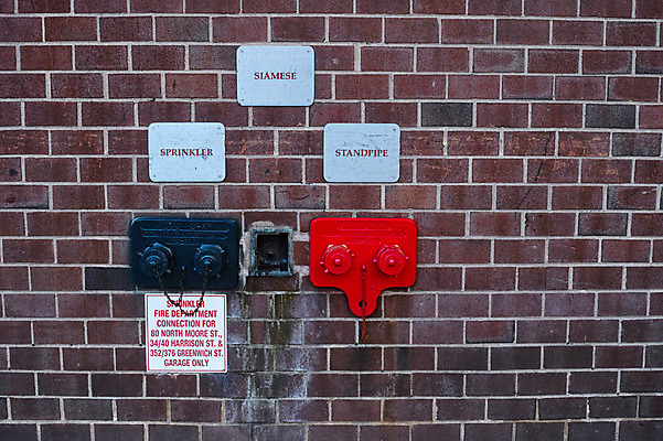 포토 JPG 주간 벽 벽돌 풍경 사람없음 야외 도시 뉴욕 소화전 배수구 국내포토 자연요소 미국 안전장비 파일형식