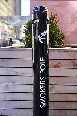 포토 JPG 주간 흡연 풍경 사람없음 야외 아웃포커스 기둥 도시 뉴욕 흡연구역 국내포토 자연요소 건축 담배 촬영기법 미국 구역 파일형식