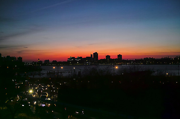 포토 JPG 야경 자동차 하늘 빌딩 사람없음 야외 강 노을 일몰 도시 뉴욕 허드슨강 국내포토 자연요소 육상교통 건물 미국 야간 파일형식 풍경_경치