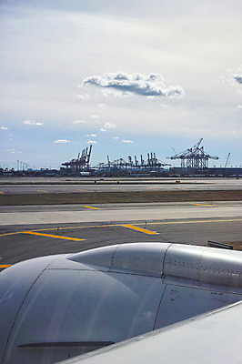 포토 JPG 주간 구름 하늘 비행기 풍경 사람없음 야외 도시 공항 뉴욕 활주로 타워크레인 국내포토 자연요소 길 항공교통 교통시설 대중교통 미국 기중기 파일형식