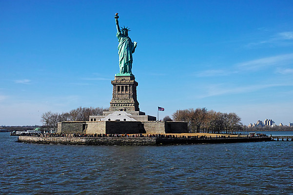 포토 JPG 주간 구름 하늘 풍경 여러명 야외 관광지 강 여행객 도시 뉴욕 자유의여신상 허드슨강 국내포토 자연요소 여행 다수 사람 미국 세계문화유산 파일형식