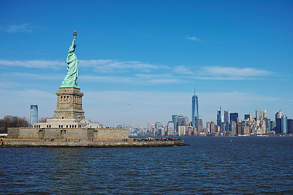 포토 JPG 주간 구름 하늘 풍경 빌딩 여러명 야외 관광지 강 여행객 도시 뉴욕 자유의여신상 허드슨강 국내포토 자연요소 여행 다수 사람 건물 미국 세계문화유산 파일형식