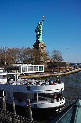 포토 JPG 주간 하늘 풍경 여러명 야외 관광지 강 여행객 도시 유람선 뉴욕 자유의여신상 페리선착장 허드슨강 국내포토 자연요소 여행 다수 배_교통 사람 항구 미국 세계문화유산 파일형식