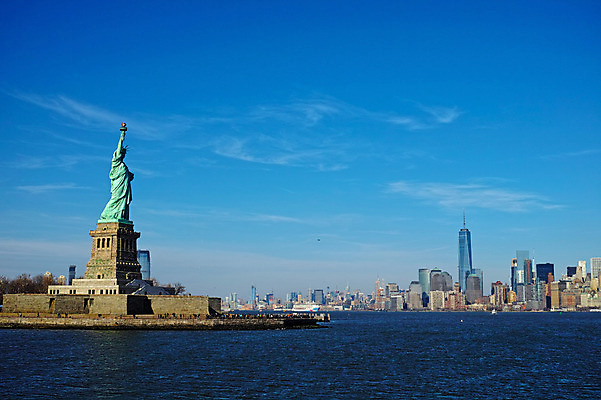 포토 JPG 주간 구름 하늘 풍경 빌딩 여러명 사람없음 야외 관광지 강 도시 뉴욕 자유의여신상 허드슨강 국내포토 자연요소 여행 다수 사람 건물 미국 세계문화유산 파일형식