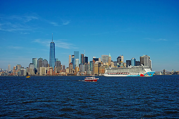 포토 JPG 주간 구름 하늘 풍경 빌딩 사람없음 야외 관광지 강 도시 유람선 뉴욕 허드슨강 국내포토 자연요소 여행 배_교통 건물 미국 파일형식