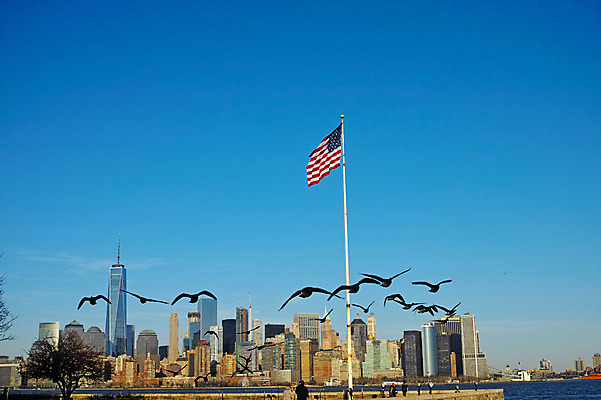 포토 JPG 주간 구름 갈매기 하늘 풍경 빌딩 여러명 야외 강 깃발 도시 성조기 뉴욕 허드슨강 국내포토 자연요소 다수 조류 사람 건물 미국 국기 파일형식