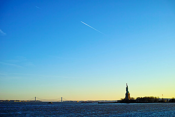 포토 JPG 주간 구름 하늘 풍경 사람없음 야외 강 노을 일몰 도시 뉴욕 자유의여신상 허드슨강 가교 국내포토 자연요소 건축물 미국 세계문화유산 파일형식
