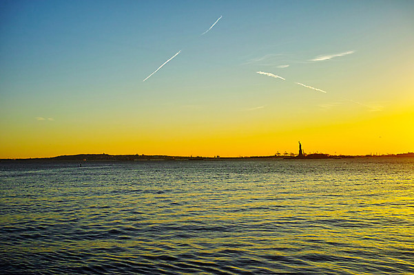 포토 JPG 주간 구름 하늘 풍경 사람없음 야외 강 노을 일몰 도시 뉴욕 자유의여신상 허드슨강 국내포토 자연요소 미국 세계문화유산 파일형식
