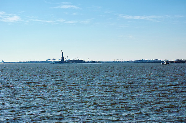 포토 JPG 주간 구름 하늘 풍경 사람없음 야외 강 도시 뉴욕 자유의여신상 허드슨강 국내포토 자연요소 미국 세계문화유산 파일형식