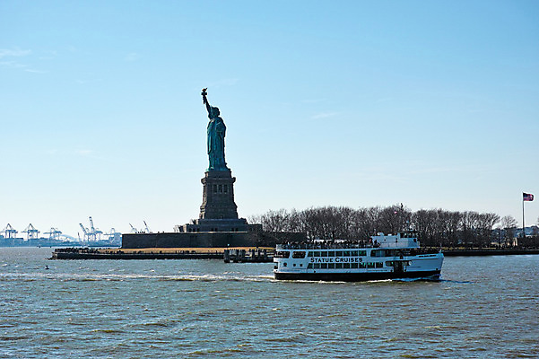 포토 JPG 주간 하늘 풍경 여러명 야외 관광지 강 여행객 도시 성조기 유람선 뉴욕 자유의여신상 허드슨강 국내포토 자연요소 여행 다수 배_교통 사람 미국 세계문화유산 국기 파일형식