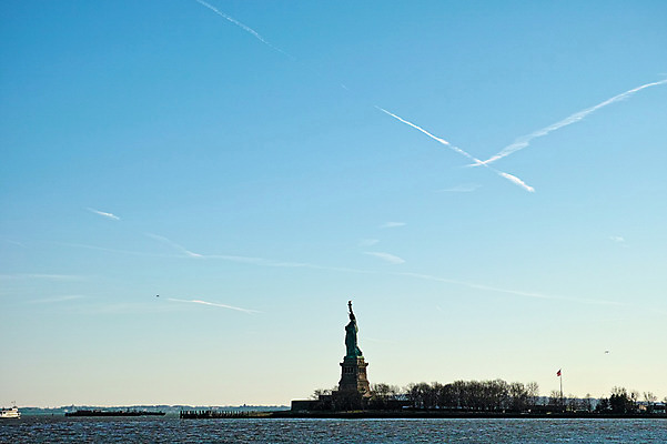 포토 JPG 주간 구름 하늘 풍경 사람없음 야외 강 도시 뉴욕 자유의여신상 허드슨강 국내포토 자연요소 미국 세계문화유산 파일형식
