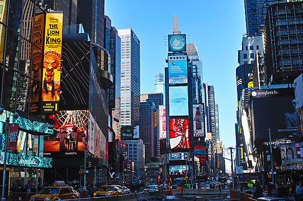 포토 JPG 주간 자동차 간판 광고판 풍경 빌딩 여러명 야외 도시 뉴욕 타임스퀘어 국내포토 자연요소 육상교통 다수 알림판 사람 건물 미국 판 파일형식