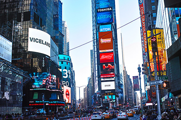 포토 JPG 주간 자동차 간판 광고판 풍경 빌딩 여러명 야외 도시 뉴욕 타임스퀘어 국내포토 자연요소 육상교통 다수 알림판 사람 건물 미국 판 파일형식