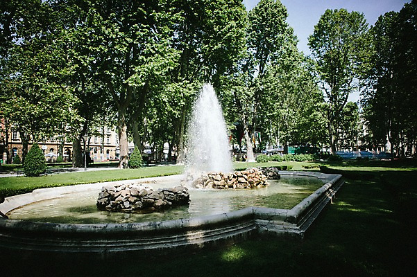 포토 JPG 주간 나무 해외풍경 공원 유럽 풍경 사람없음 야외 분수 크로아티아 동유럽 국내포토 자연요소 식물 해외 공공시설 나라 파일형식