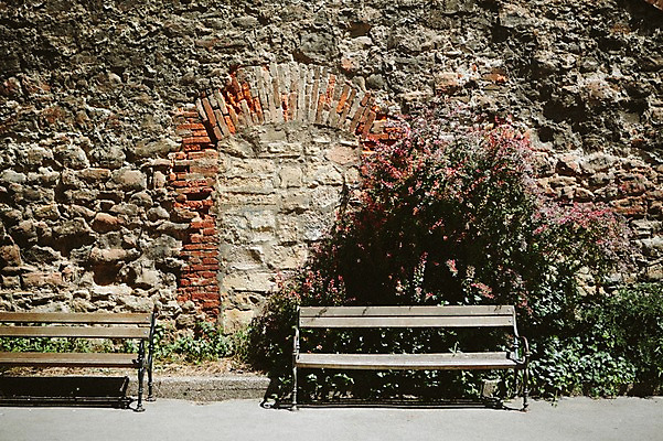 포토 JPG 주간 해외풍경 유럽 배경화면 백그라운드 벤치 거리 풍경 사람없음 야외 벽돌담 크로아티아 동유럽 국내포토 자연요소 해외 나라 의자 벽돌 담장 파일형식