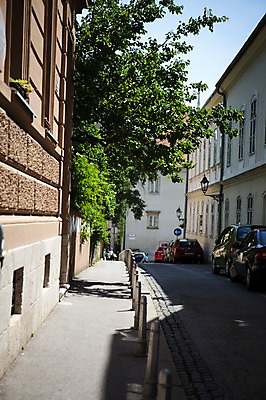 포토 JPG 주간 해외풍경 유럽 자동차 거리 풍경 사람없음 야외 건물 원근감 도시 크로아티아 동유럽 국내포토 자연요소 해외 건축물 나라 육상교통 뷰포인트 파일형식