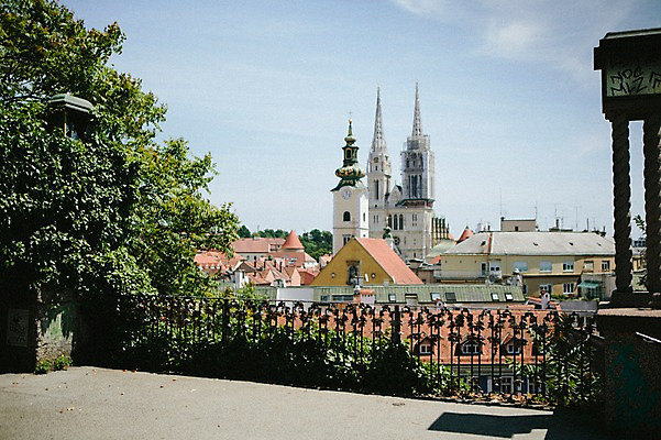 포토 JPG 주간 나무 해외풍경 유럽 난간 풍경 사람없음 야외 건물 마을 크로아티아 동유럽 자그레브대성당 국내포토 자연요소 식물 해외 건축물 나라 성당 파일형식
