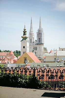 포토 JPG 주간 해외풍경 유럽 난간 풍경 사람없음 야외 건물 마을 크로아티아 동유럽 자그레브대성당 국내포토 자연요소 해외 건축물 나라 성당 파일형식