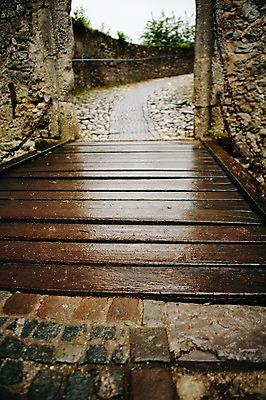 포토 JPG 주간 해외풍경 유럽 길 바닥 풍경 사람없음 야외 수분 나무판자 동유럽 슬로베니아 국내포토 자연요소 해외 나라 목재 파일형식