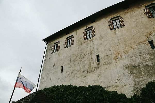 포토 JPG 주간 해외풍경 유럽 풍경 사람없음 야외 성 동유럽 슬로베니아 슬로베니아국기 국내포토 자연요소 해외 건축물 나라 국기 파일형식
