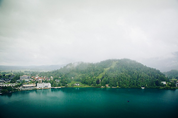 포토 JPG 주간 해외풍경 유럽 호수 산 풍경 사람없음 야외 흐림 동유럽 슬로베니아 국내포토 자연요소 해외 나라 날씨 파일형식