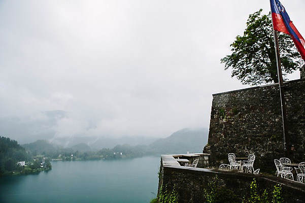 포토 JPG 주간 해외풍경 유럽 호수 산 풍경 사람없음 야외 흐림 동유럽 슬로베니아 슬로베니아국기 국내포토 자연요소 해외 나라 날씨 국기 파일형식
