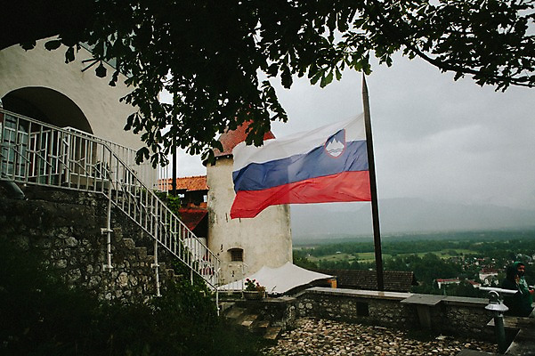 포토 JPG 주간 해외풍경 유럽 호수 자연 풍경 사람없음 야외 계단 성 흐림 동유럽 슬로베니아 슬로베니아국기 국내포토 자연요소 해외 건축물 나라 날씨 국기 생태계 파일형식