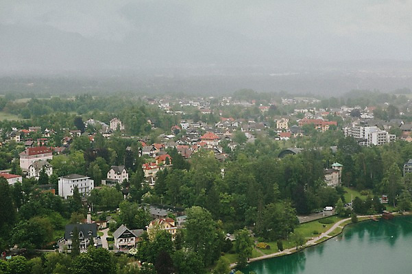 포토 JPG 주간 해외풍경 유럽 호수 자연 풍경 사람없음 야외 마을 흐림 동유럽 슬로베니아 국내포토 자연요소 해외 나라 날씨 생태계 파일형식