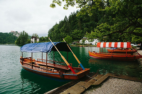 포토 JPG 주간 해외풍경 유럽 호수 자연 풍경 사람없음 야외 보트 흐림 동유럽 슬로베니아 국내포토 자연요소 해외 나라 배_교통 날씨 생태계 파일형식