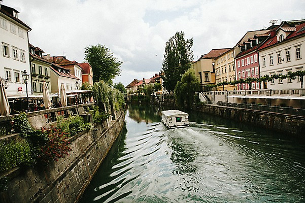 포토 JPG 주간 해외풍경 유럽 거리 풍경 사람없음 야외 건물 강 도시풍경 반사 마을 원근감 보트 동유럽 슬로베니아 국내포토 자연요소 해외 건축물 나라 뷰포인트 배_교통 도시 파일형식