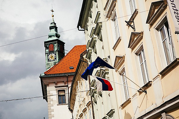 포토 JPG 주간 해외풍경 유럽 로우앵글 풍경 사람없음 야외 건물 도시풍경 마을 국기 시계탑 동유럽 슬로베니아 국내포토 자연요소 해외 건축물 나라 뷰포인트 탑 도시 파일형식