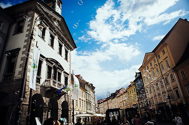 포토 JPG 주간 외국인 해외풍경 유럽 거리 풍경 여러명 야외 건물 도시풍경 마을 도시 보행자 비눗방울 동유럽 슬로베니아 국내포토 자연요소 해외 건축물 나라 다수 사람 인종 파일형식