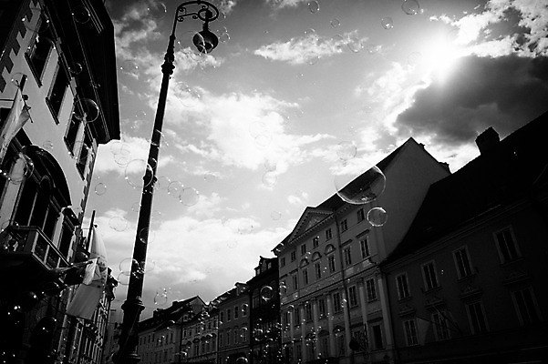 포토 JPG 주간 구름 해외풍경 유럽 가로등 하늘 흑백 풍경 사람없음 야외 건물 도시풍경 태양 마을 비눗방울 동유럽 슬로베니아 국내포토 자연요소 해외 건축물 공공시설 나라 촬영기법 도시 파일형식