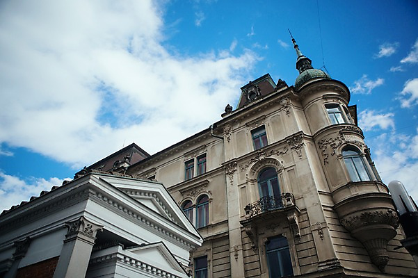 포토 JPG 주간 구름 해외풍경 유럽 로우앵글 하늘 거리 풍경 사람없음 야외 건물 도시풍경 마을 동유럽 슬로베니아 국내포토 자연요소 해외 건축물 나라 뷰포인트 도시 파일형식